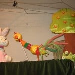 Jucării de păpuși și decor de teatru de păpuși pentru copii, inclusiv iepuraș, dragon și copac color.