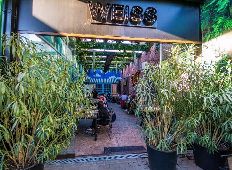 Weiss Beer Garden restaurant cu loc de joaca plante sector 6