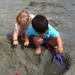 ateliere parenting arc en ciel copii se joaca in nisip