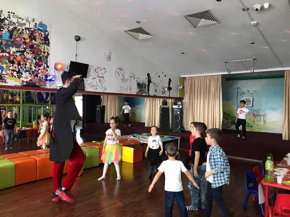 Locatii Spatioase de Petreceri pentru Copii de 1-6 Ani Bucuresti – Sector 2 Matei Fun Club scena sala