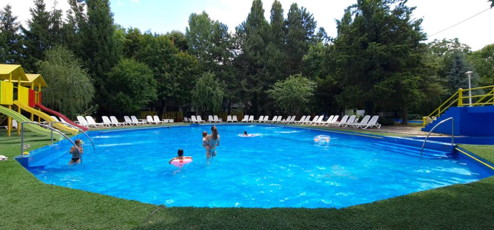 STRANDURI BUCURESTI STRAND BERCENI BAZIN COPII