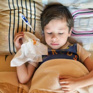 5 Sfaturi Esentiale Tratarea Rapida Eficienta Raceala Gripa Copii baietel termometru