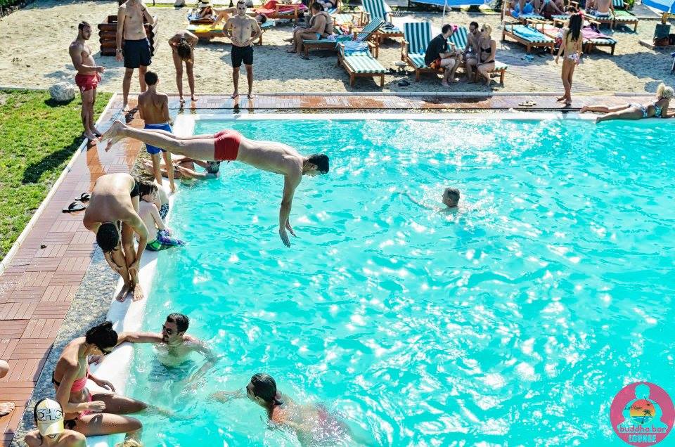 Piscine Family-Friendly In Aer Liber la Bucuresti la plage piscina saritura in apa