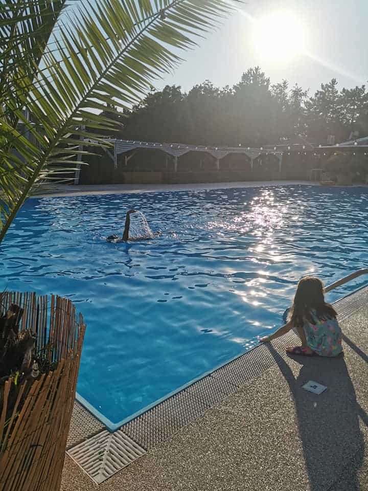 Piscine Family-Friendly In Aer Liber la Bucuresti piscina Daimon apus