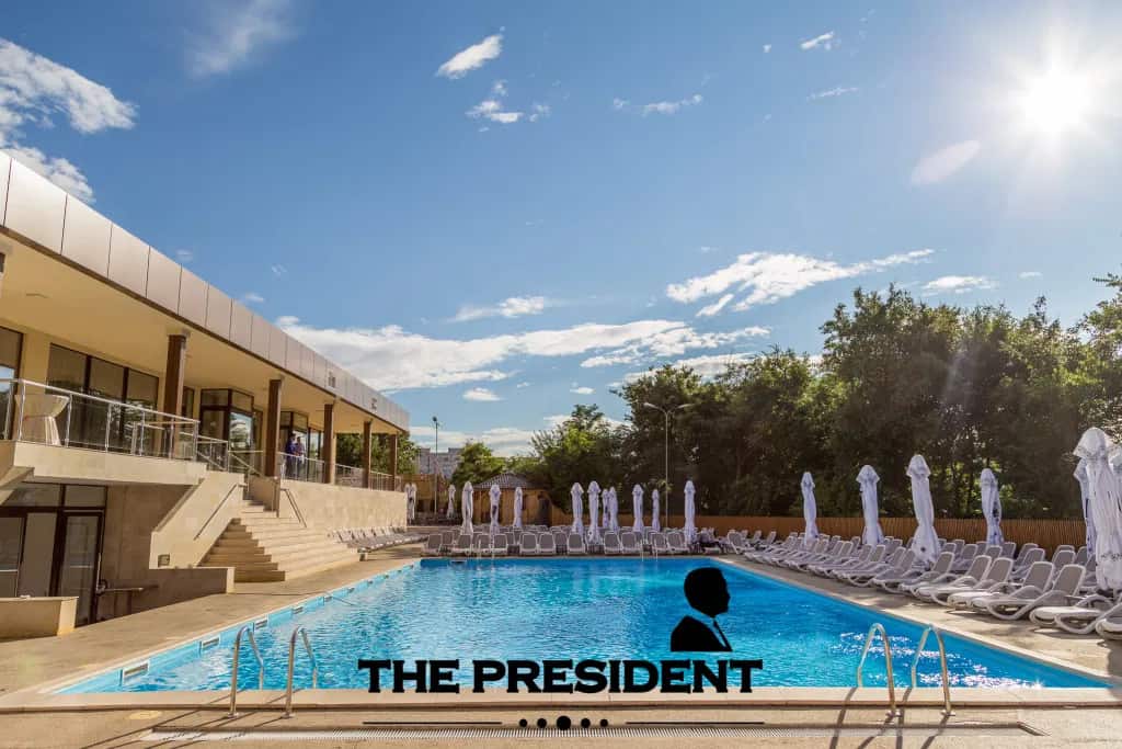 Piscine Family-Friendly In Aer Liber la Bucuresti piscina the president