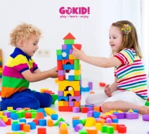 doi copii mici se joaca cu lego gokid cum impartim