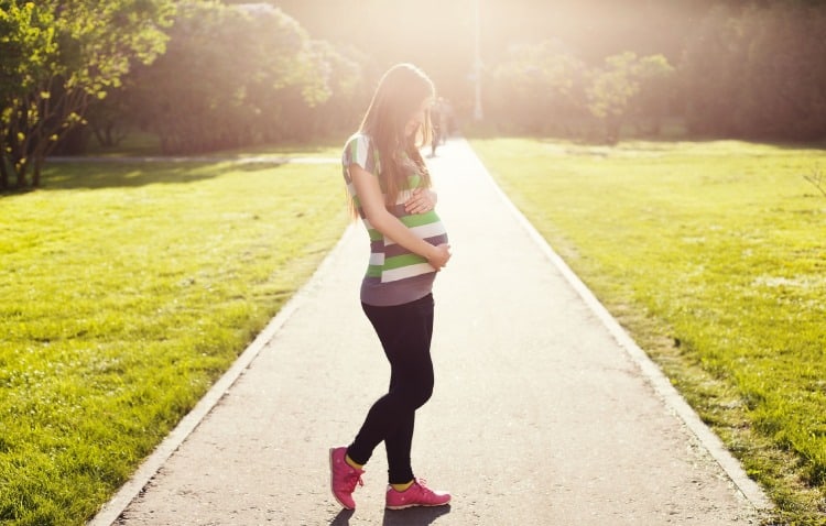 primul trimestru de sarcina femeie afara in parc