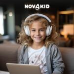 Invata online engleza pentru copii Novakid fetita cu casti gokid