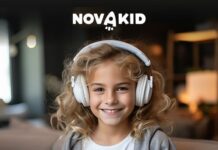 Invata online engleza pentru copii Novakid fetita cu casti gokid