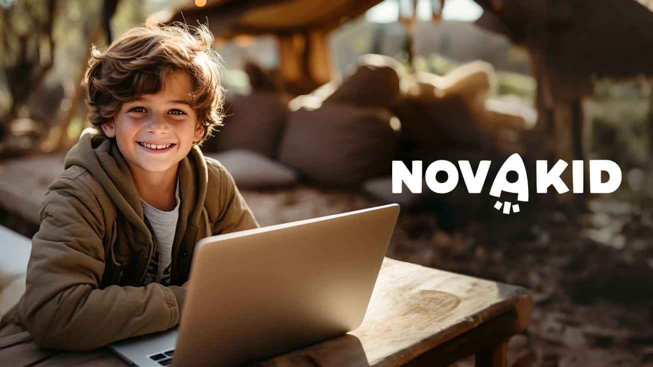 Invata online engleza pentru copii cu Novakid baietel la laptop