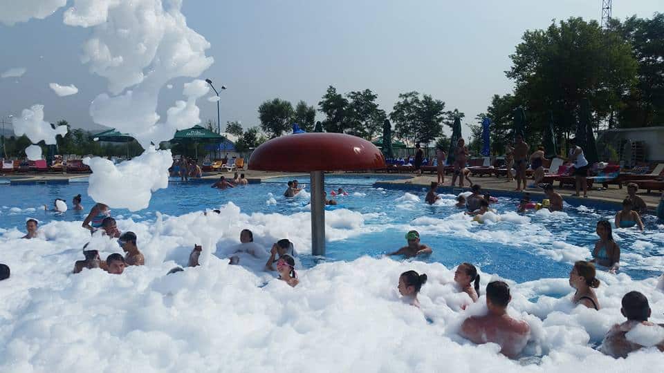 piscina cu spuma laguna albastra fagaras