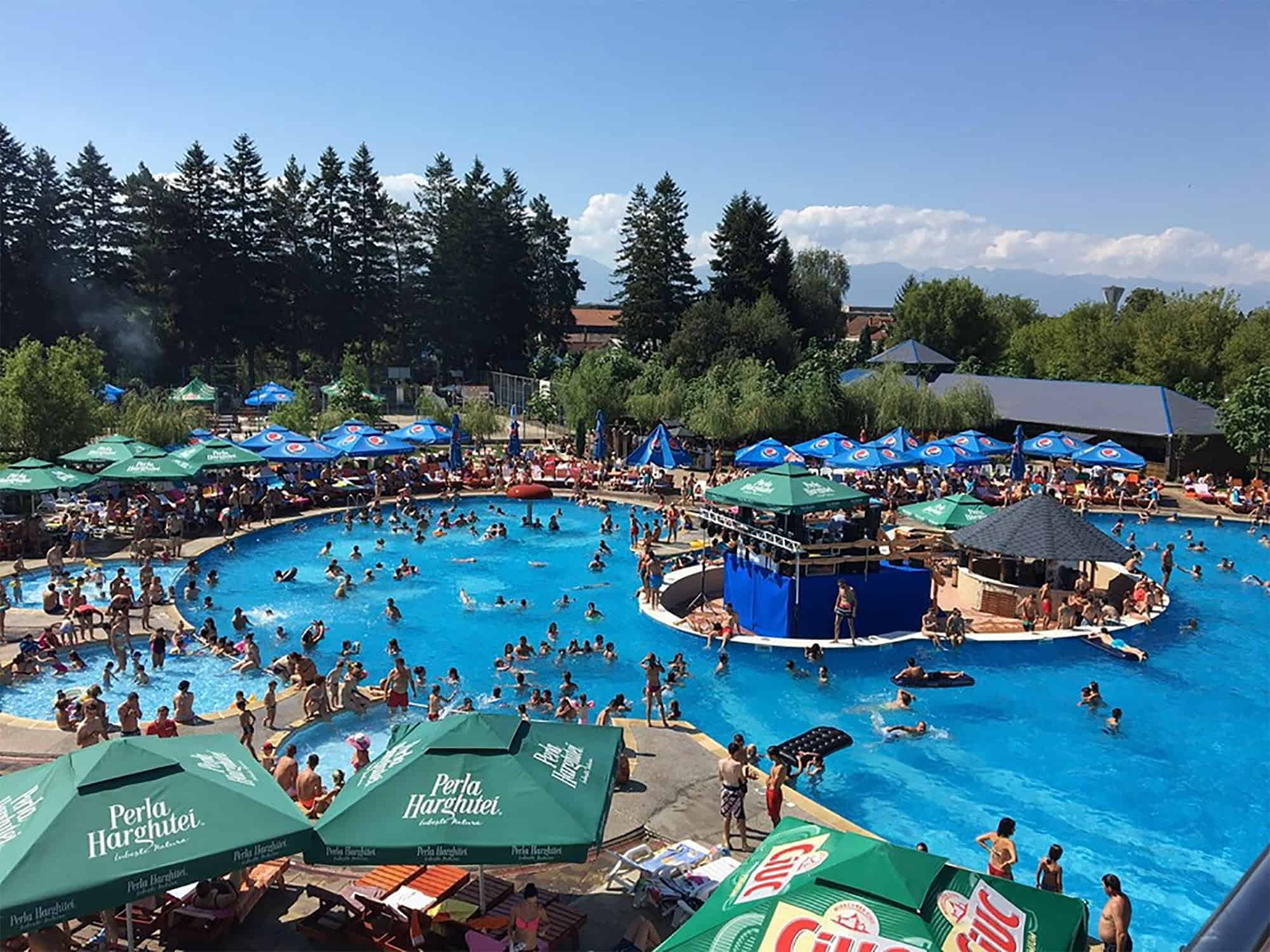 piscina laguna albastra fagaras