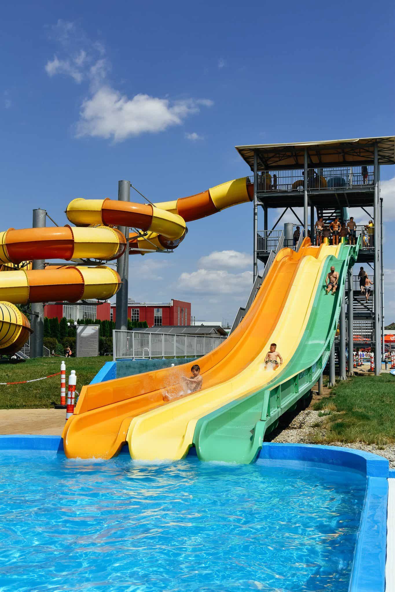 tobogane exterioare piscina paradisul acvatic brasov