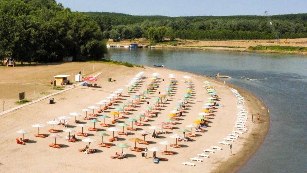 plaje bucuresti copii samskara beach calarasi umbrele