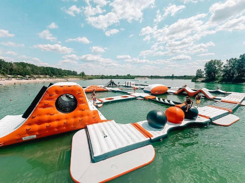 plaje bucuresti copii trqz lake loc de joaca gonflabil