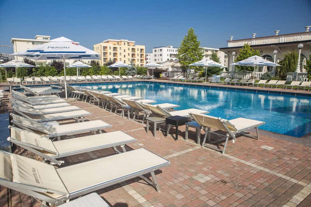 Piscine cluj-napoca Grand Hotel Italia sezlonguri