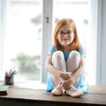 cum implici copiii in treburi clasice fetita ochelari