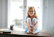 cum implici copiii in treburi clasice fetita ochelari