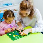 Grădinița ERI Sibiu – Model finlandez, educație centrată pe copil, abordare pozitivă, fără sancțiuni sau recompense Gradinita ERI Sibiu sala de clasa educatoare fetita