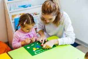 Gradinita ERI Sibiu sala de clasa educatoare fetita