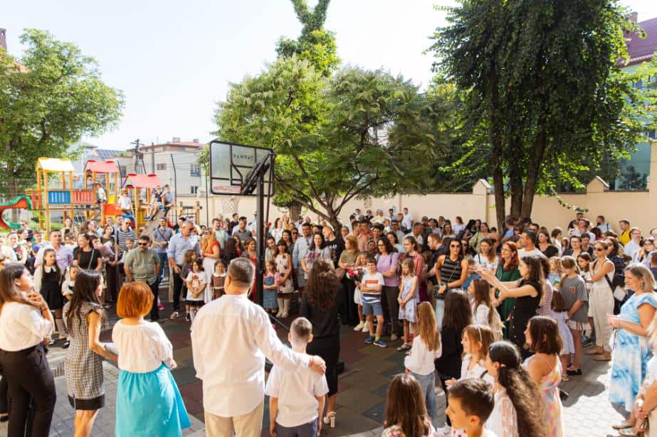 Liceul Romano-Finlandez ERI Sibiu in curte