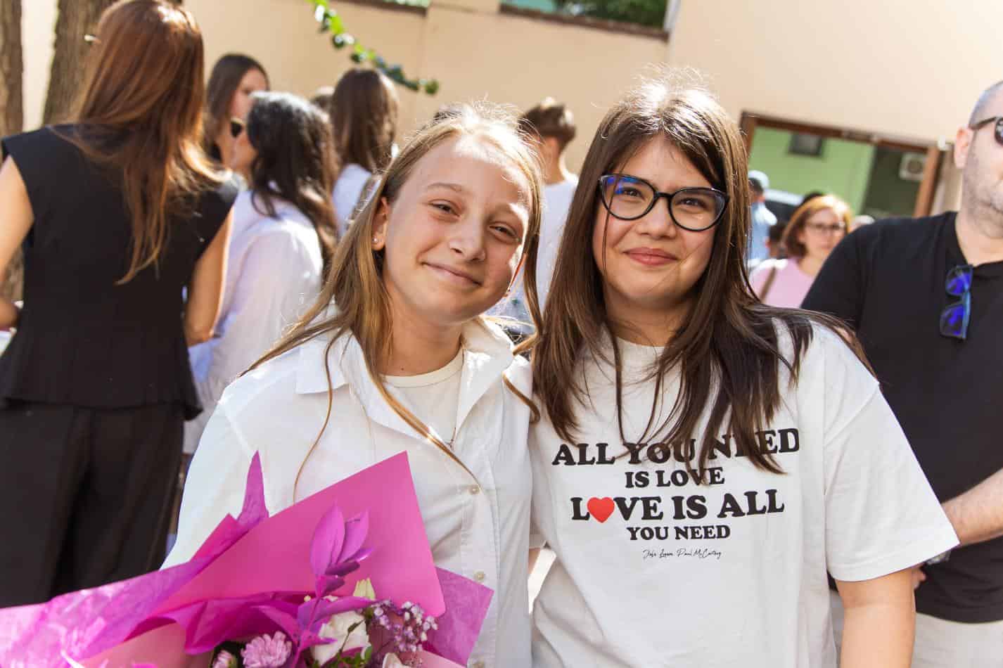 liceul ERI curtea liceului eleve
