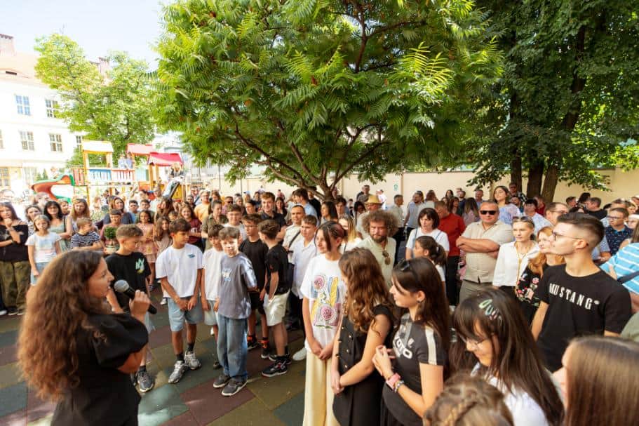 Grup de elevi și părinți la evenimentul GOKID! din Sibiu.