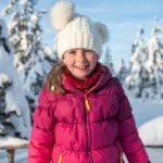 Vara pentru copii, jucând în zăpadă, în pădure acoperită de zăpadă, activitate de iarnă pentru copii, sezon de iarnă, distracție în aer liber, GOKID!.