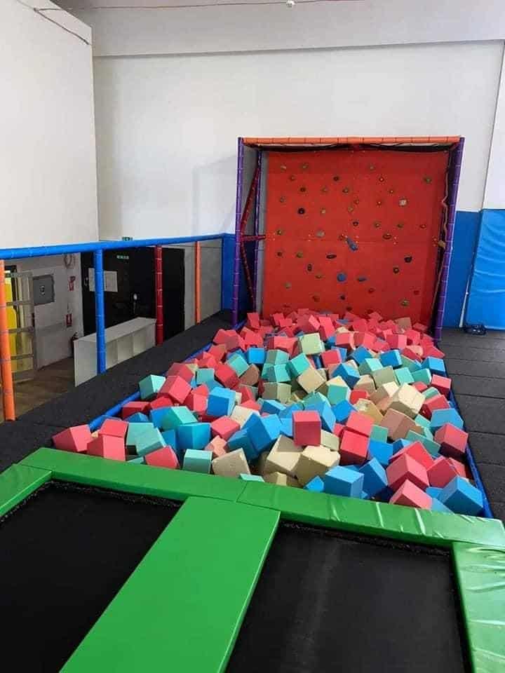 locuri de joaca family jump oradea piscina bureti