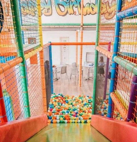 locuri de joaca family jump oradea tobogan