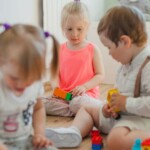 Ce face copilul la grădiniță: o zi din programul zilnic, de la sosire până acasă