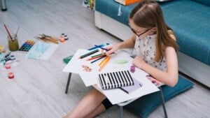 cum_stimulezi_creativitatea_copiilor_prin_desen_si_activitati_de_colorat