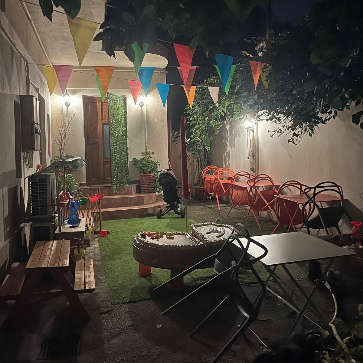 pitulusul cafenea baby-friendly si escape in familie curte