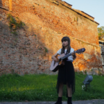 Elevă a Centrului Vivace din Brașov cântând la chitară