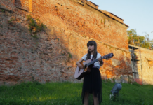 Cursuri de muzică pentru copii în Brașov: cum alegi locul, profesorul și formatul potrivit Eleva a Centrului Vivace din Brasov cantand la chitara