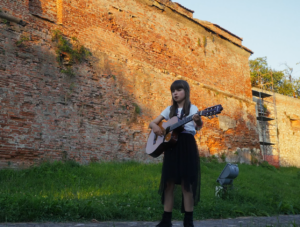 Eleva a Centrului Vivace din Brasov cantand la chitara