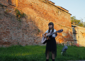 Elevă a Centrului Vivace din Brașov cântând la chitară