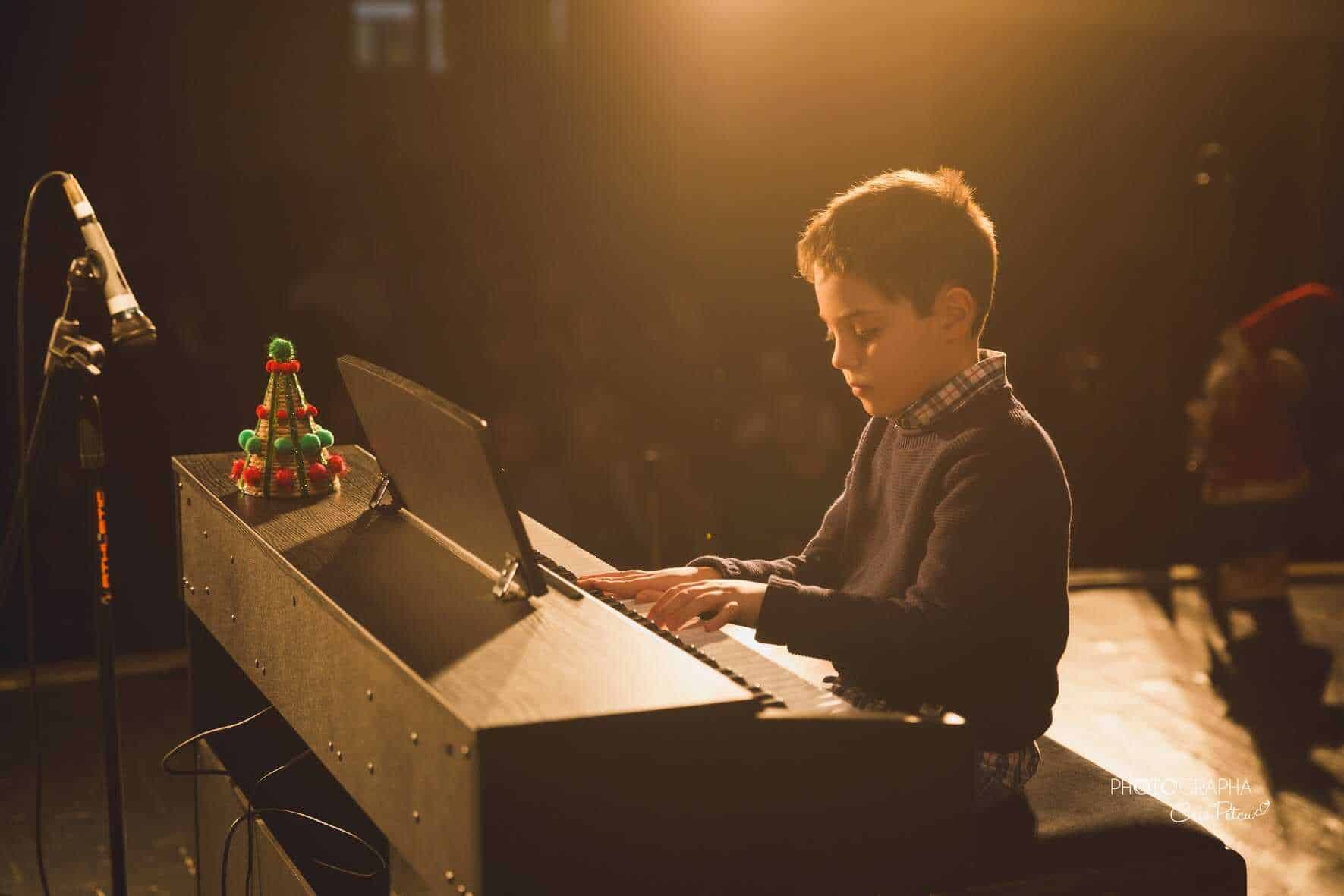 baiat la pian concert curs de muzica copii Bucuresti