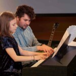 fetita la pian curs de muzica pentru copii Bucuresti