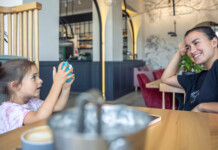 mama si fiica restaurant bun pentru copii