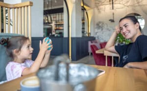 mama si fiica restaurant bun pentru copii