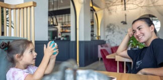 Cum îți dai seama în două minute dacă un restaurant e bun pentru copii mama si fiica restaurant bun pentru copii